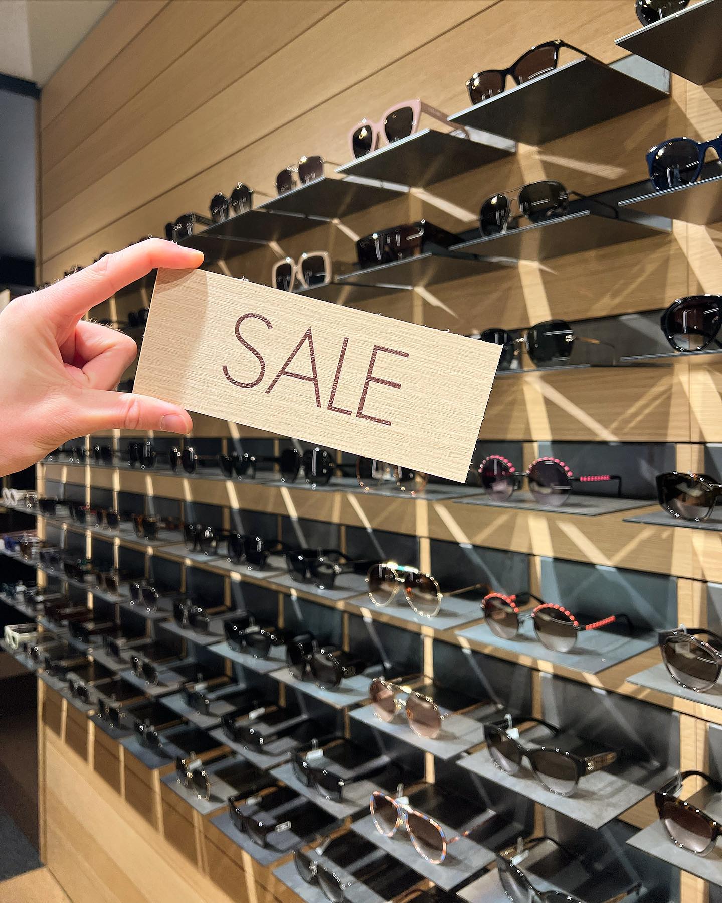 Vanaf nu: Sale op ontelbare designer zonnebrillen! 30% korting bij aankoop van 1 zonnebril en maar liefst 50% korting bij aankoop van 2 zonnebrillen! 🙀🙀🙀 #chanel #celine #dior #victoriabeckham #persol #rayban #chloe #tomford #prada #odettelunettes #isabelmarant #davidbeckham #cazal #…#voorwaardenindewinkel
