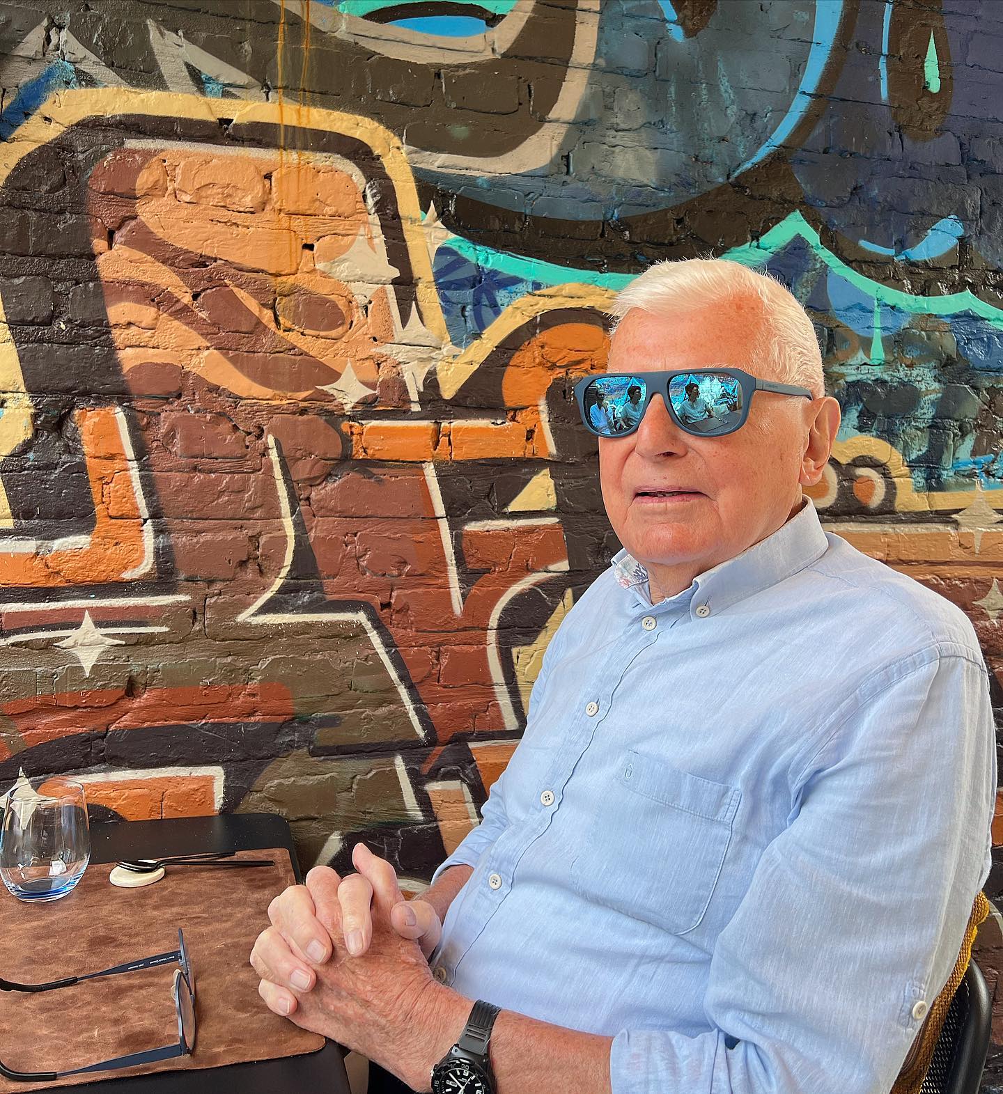 Meet our grandpa Polle: A timeless style icon! 👴🏻🕶️🆒 #NeverTooOldForStyle #87yearsyoung #serengeti #sunglasses 

‼️PS: Sat 22/07 Closed‼️