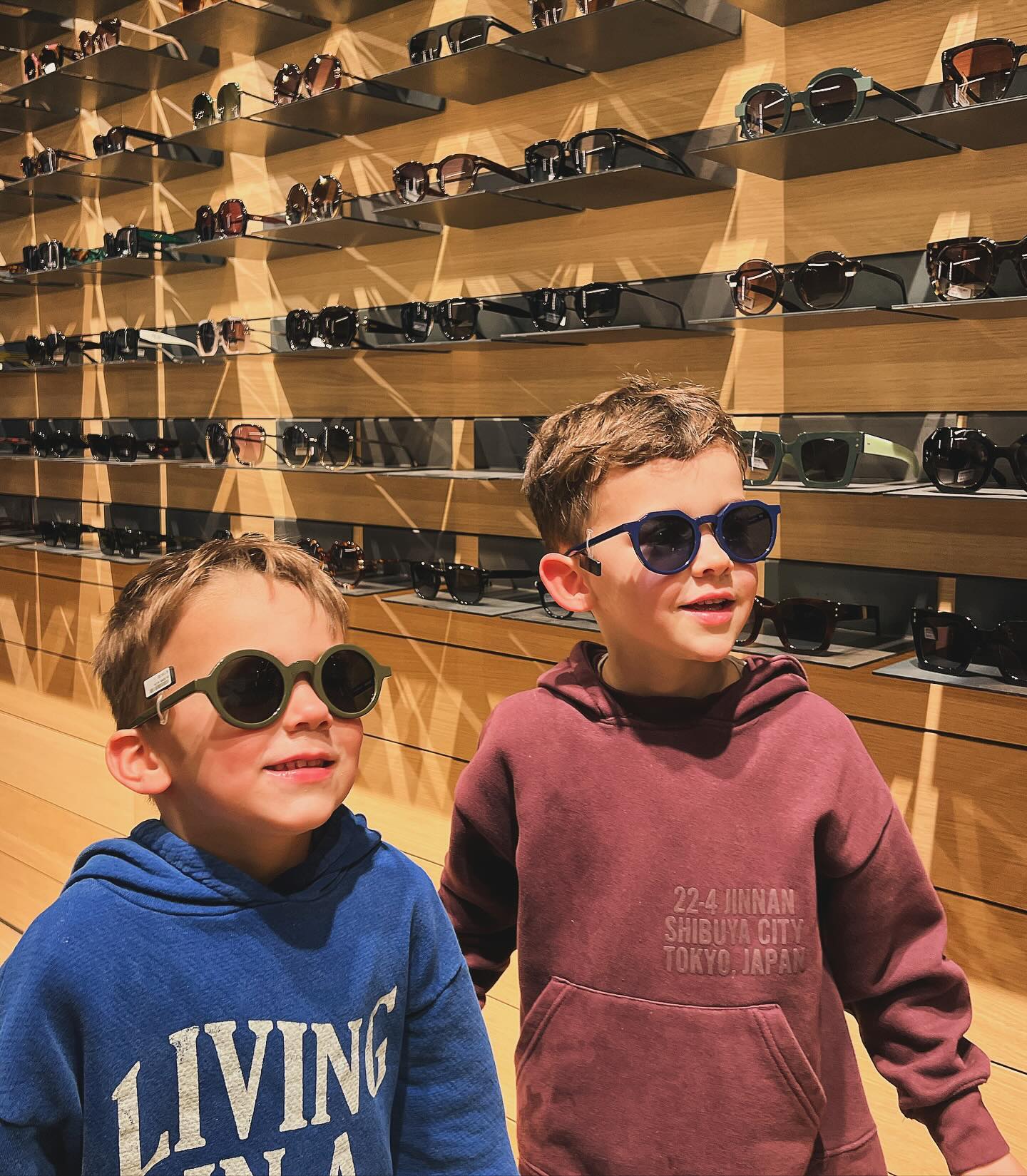 Visit Optiek van Lindt tomorrow and let our team help you find the perfect pair that your little one will love to wear! 🧒🏼🌈☀️🕶️❤️